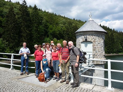 Bild: Wandergruppe besichtigt die Talsperre